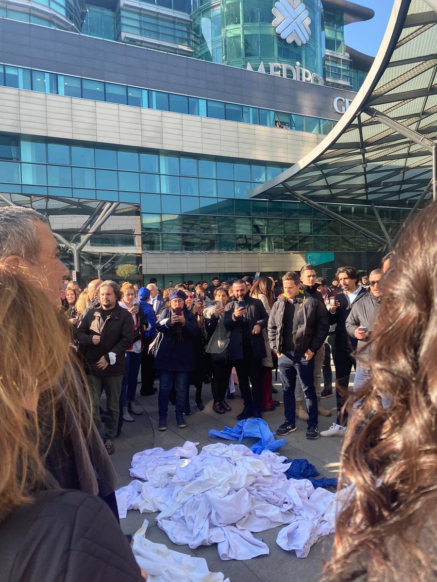 Onurla giydiğimiz beyaz önlüğümüz yerlerde
Bu önlüğün yerden kalkması için Sizden 6 Ocak öncesi açıklama bekliyoruz Sayın Bakan
<a href="/drfahrettinkoca/">Dr. Fahrettin Koca</a> 
#MedipolYönetmeliğineHayır 
#6EkimYönetmeliğiGeriÇekilsin