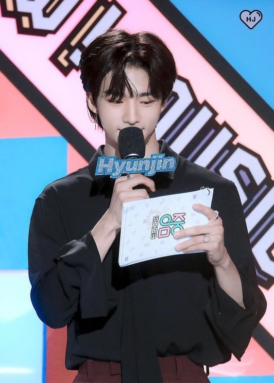 <a href="/Hyepwon/">청순한 광배~</a> “Sebelum malam makin larut, selanjutnya dipersilakan kepada Gavaries memberikan sesuatu untuk Chéries yang berhasil memijakkan kakinya sampai detik terakhir bersama TaleOfYours.” Radev tersenyum, mempersilakan <a href="/TaIeOfYours/">TOY: CLOSEDOWN.</a> memberikan kenang-kenangan.