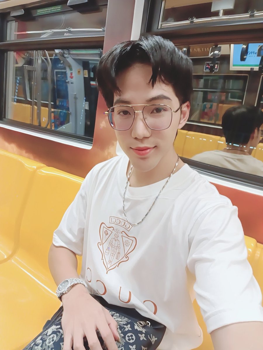 phuri55555's tweet photo. โอ๊ปโอ๊ปแหละไม่ใช่โอ๊ปป้า 🐎🐼🍀🤍♠️
ป่วยก็ต้องไปทำงาน 🥺🥲😭
#ผู้ชายใส่แว่น https://t.co/CtnriCjpm9