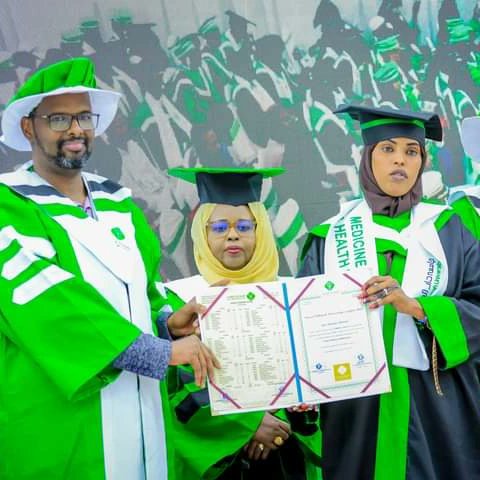 DHUSomalia's tweet photo. Qaar kamid ah shahaaddo guddoon siinta ardada qalin jebiyeyaasha dufcadda 7aad.

#DARULHIKMAHUNIVERSITY_DHU
#Dufcadda_7aad
#Sanadguurrada10aad
#DHU7THGRADUATIONCEREMONY https://t.co/yHoLJwZkMz