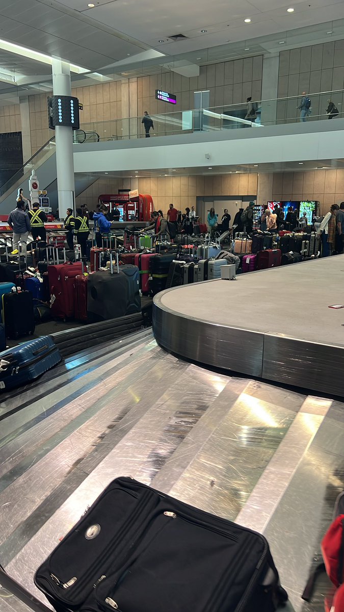 MelissaRoller5's tweet image. #YZZ - organizational the worst airport I‘ve ever been! Got my luggage after 4 to 5 hours only due to an Airtag in it! Situation caused by cancelled flights because of the US snow storm but sill…