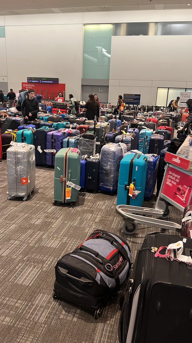 MelissaRoller5's tweet image. #YZZ - organizational the worst airport I‘ve ever been! Got my luggage after 4 to 5 hours only due to an Airtag in it! Situation caused by cancelled flights because of the US snow storm but sill…