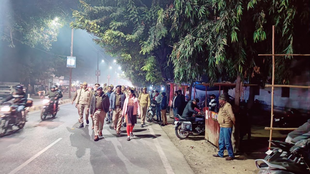 #SP_City द्वारा #ADM_City एवं #CO_III के साथ थाना सिविल लाइन क्षेत्र में अपराध नियंत्रण एवं कानून व्यवस्था के दृष्टिगत मुख्य बाजारों, चौराहों एवं मिश्रित आबादी वाले संवेदनशील स्थानों पर पैदल गश्त किया गया।
#AligarhPolice
#Footpatrolling