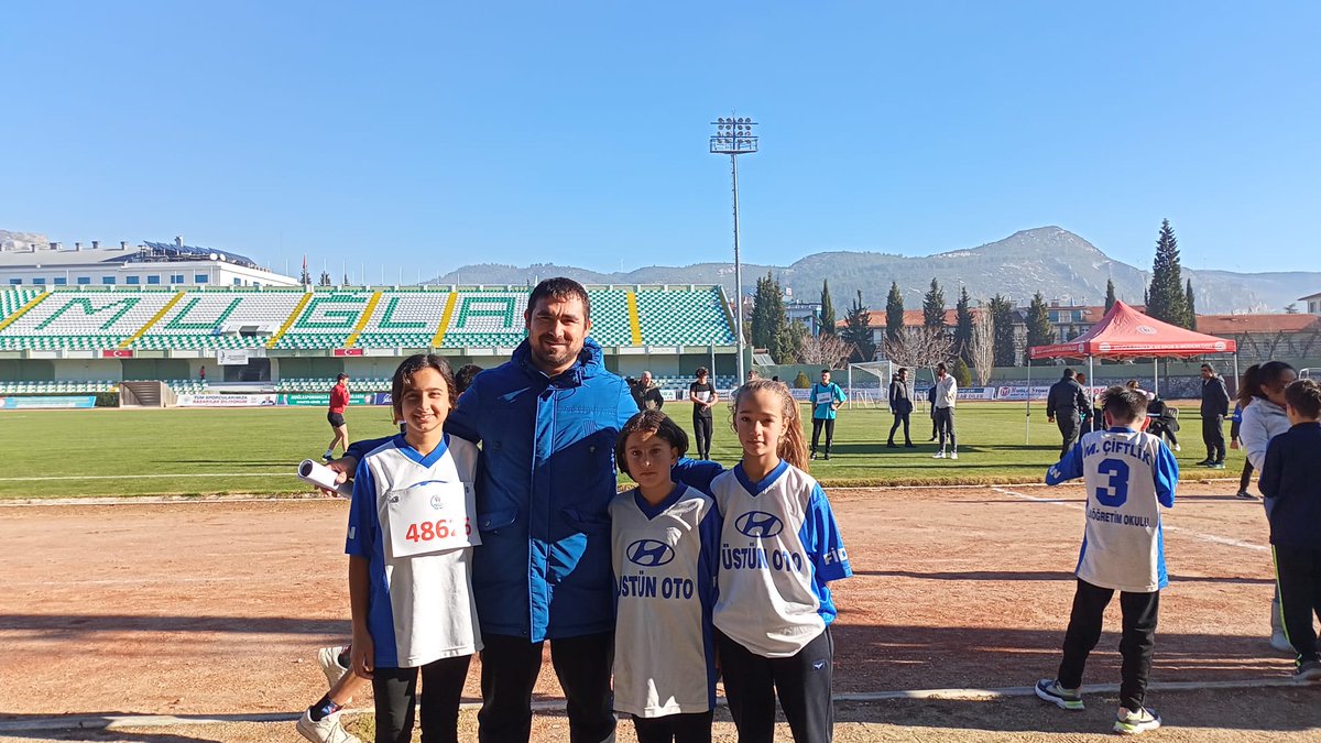 Atatürk Koşusu'nda küçük kızlar kategorisinde il 2. si Büşra Özkan, il 3. sü Gülsüm Savran ve yıldız kızlar kategorisinde il 4. sü olan Elif Özkan'ı tebrik ediyoruz. Onları hazırlayan Fırat hocamıza teşekkür ediyoruz. Daha nice başarılarınız olsun. <a href="/mentesemem/">Menteşe İlçe Milli Eğitim Müdürlüğü</a> <a href="/mugla_mem/">Muğla İl Millî Eğitim Müdürlüğü</a>