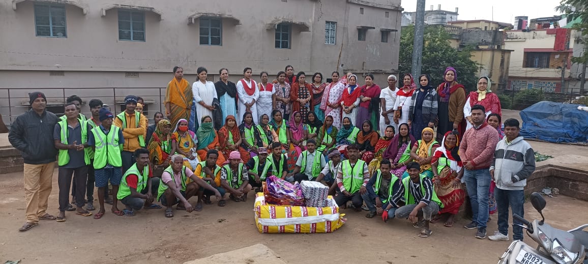 mamata_MPYS's tweet photo. Blanket distribution by our Old Town patanjali pariwar to  sweepers p as sponsored by our respected Rao Sir🙏 https://t.co/x9tzKuaDqi