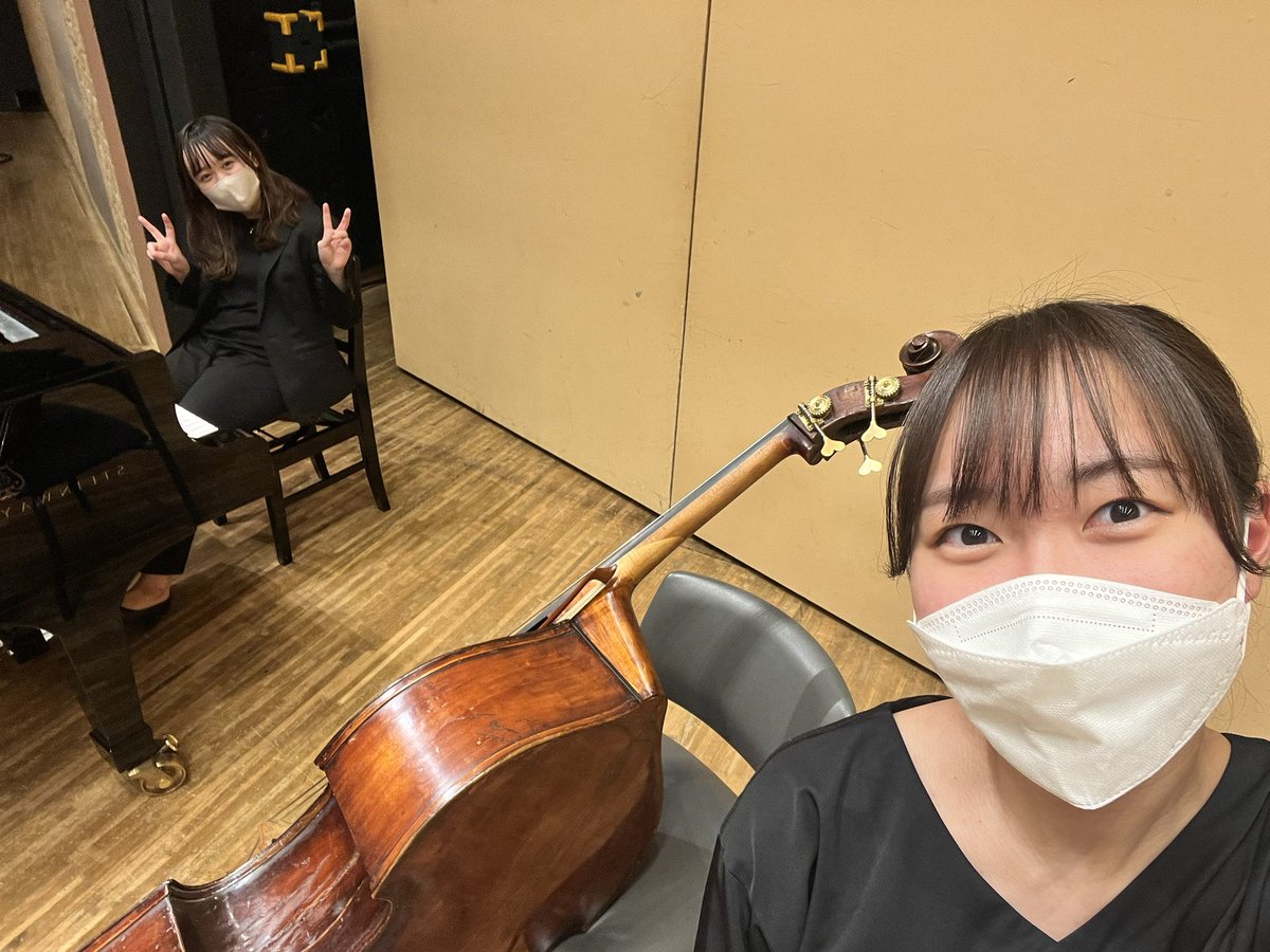 mimuchumu's tweet photo. 演奏会納め
お隣さんピアノだったの初めて😳
昼夜公演は長くて大変ですな
1曲以外全部乗ってた頑張りました
特殊奏法、微分音、フラジオ大変で自分の実力の無さが目に見えた
菜箸使って弾いたのは楽しかった🥢
@okayuri_pf https://t.co/HiKjJhJRs1