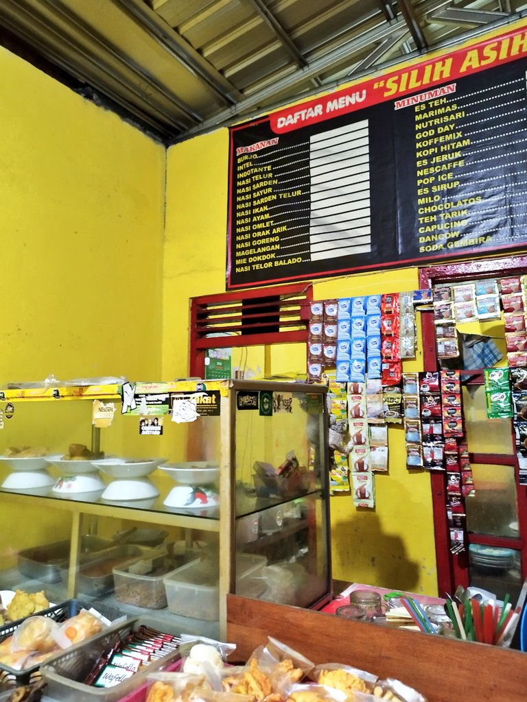 arieparikesit's tweet photo. Nggak makan, cuman beli es jeruk.
#Burjo https://t.co/QC5biA5H2e