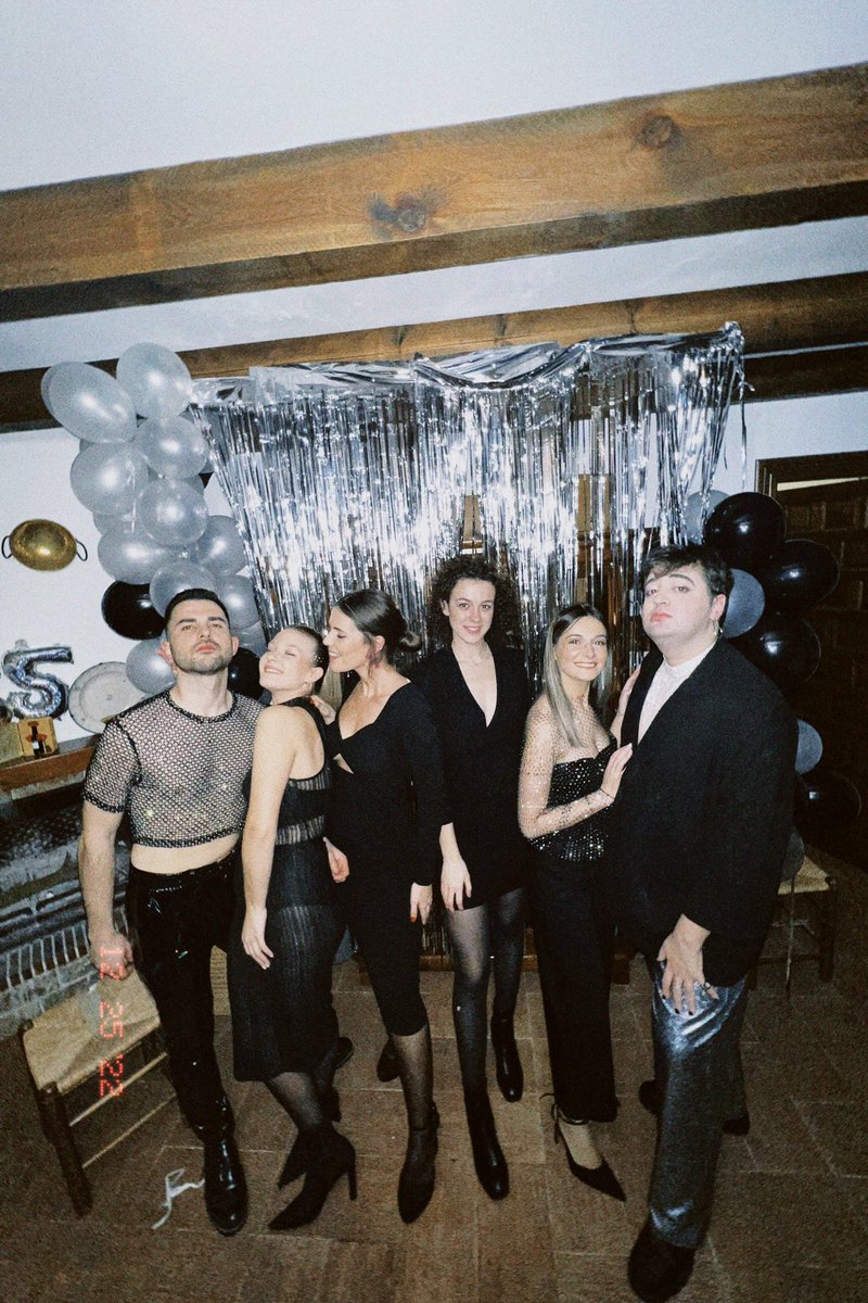 LauraBM39's tweet photo. Fue “el cumple” 🖤 https://t.co/89OIexVatF
