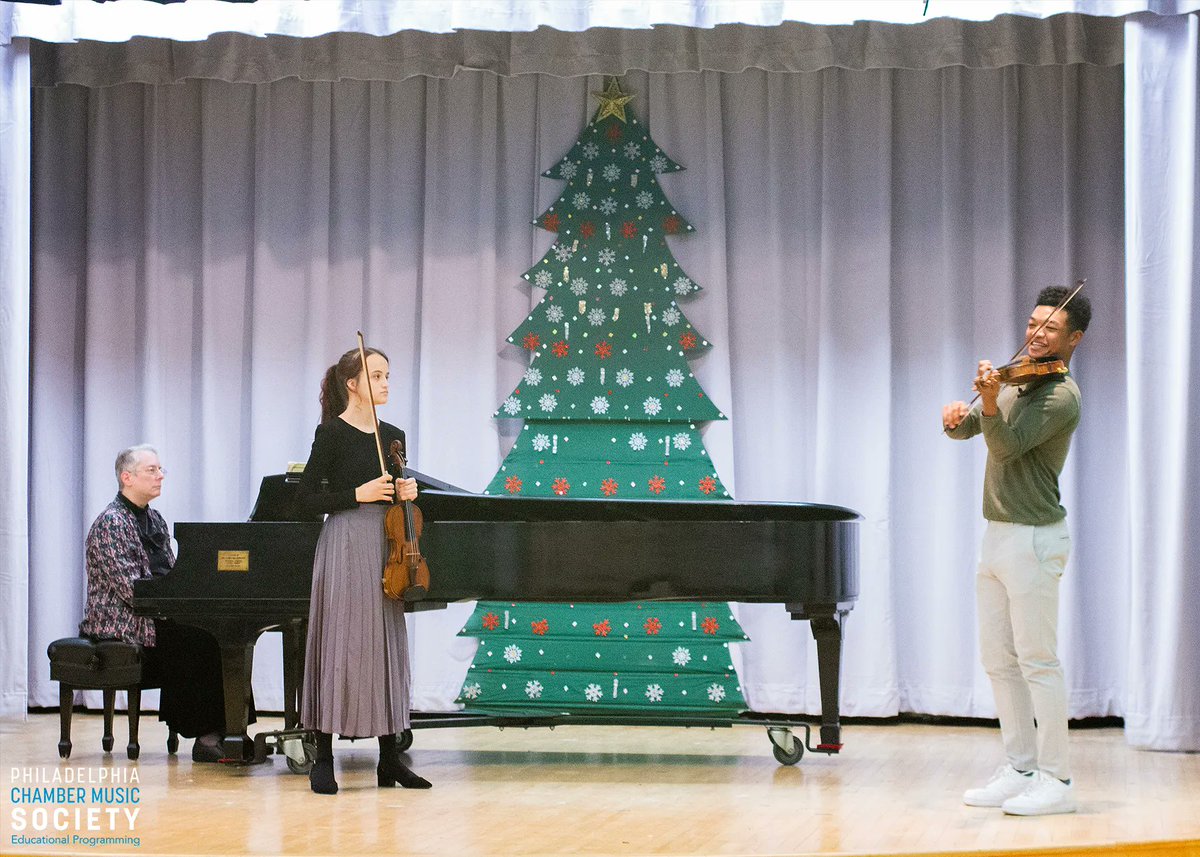 pcmsconcerts's tweet photo. #MasterclassMoments Violinist @RandallGoosby coaches @SettlementMusic student Gabriela Salvador-Riera on using light, airy articulation in the first movement of Mozart’s Violin Concerto No. 3 in G Major. https://t.co/nGIzXrQIFd https://t.co/nqzvo9nVBm