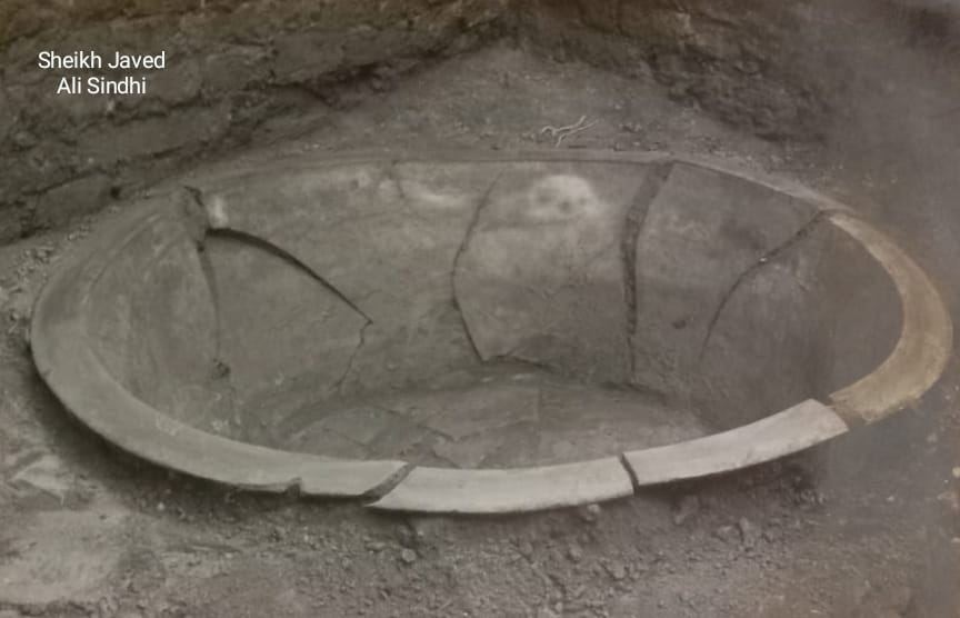 Vritrahan2014's tweet photo. Bathing Tub excavated from Mohenjo Daro, Sindh. Terracotta made. About 4500-4000 years old. 

We know that Harappan Civilization invented flush toilets, public bath, proper drainage system. Now we also see them inventing bathing tubs, something also that many of use today ! https://t.co/5mLT8V5lI9
