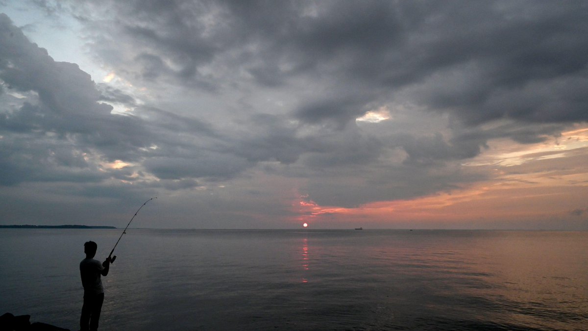 “There are some things that [#StripedBass] don’t have going for them, that they did when they recovered so many years ago,” says <a href="/SecorLab/">Secor Lab</a> of new challenges facing rockfish in the #Chesapeake. Read his thoughts on #InvasiveSpecies, #ClimateChange &amp; more conta.cc/3P734bC