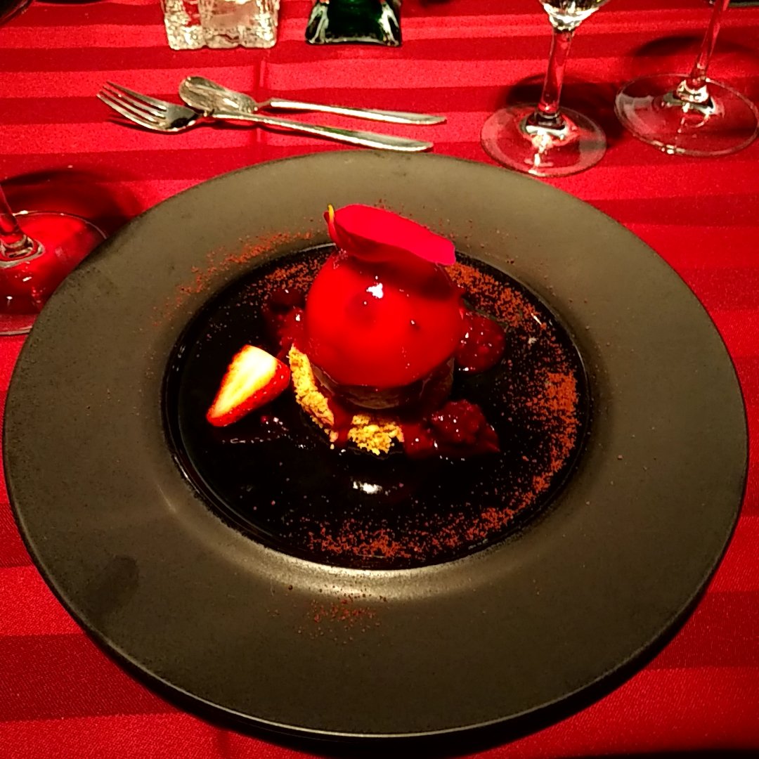 140cDeSolitude's tweet image. Le #plat principal &amp;amp; le #dessert de ce soir. #restaurant #vertfoncé #hirao #fukuoka #voyage #concert