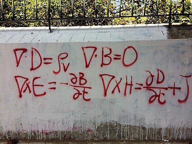 Büyükada'daki bu sokak grafitisinde Maxwell denklemleri çizilmiş

Sol üstteki sayesinde beynimiz hızlı düşünebiliyor.

Sağ üstteki mıknatıs kutuplarının ayrılamayacağını söylüyor.

Sol alttaki sayesinde evimizde elektrik var.

Sağ alttaki sayesinde hastanede MR çektirebiliyoruz.