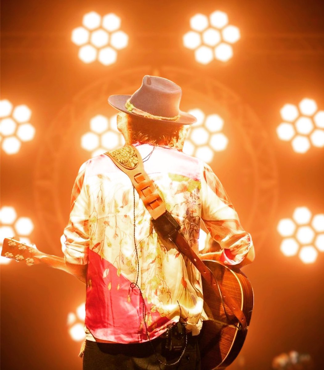 nico_ceto's tweet photo. Ognuno con il suo strumento, ci mette dentro la sua vita 🔥🎸🌞 #trameete #ildiscodelsole #superdisco #lannodellatigre #selosentilosai #lorenzo2022 #jovabeachparty @lorenzojova #jovanotti #jova #jovabeachparty2022 #sensibileajova https://t.co/qXkYbLbcz8