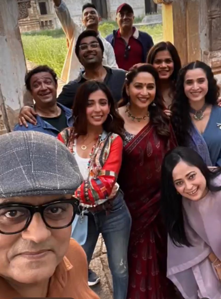 #majama family 
#MadhuriDixit #SimoneSingh
#Gajrajrao #sheebachadha 
#RitwikBhoumik #barkhasingh 
#SrishtyShrivastav #RajitKapur