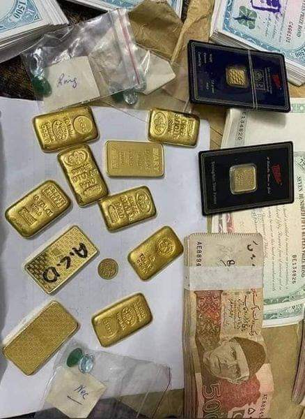 yasmeen_9's tweet image. کراچی میں ڈپٹی کمشنر کے گھر پر چھاپہ
 2 لاکھ تنخواہ لینے والے ڈی سی کے گھر سے 20 کروڑ ڈالر نکلے۔