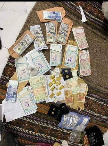 yasmeen_9's tweet image. کراچی میں ڈپٹی کمشنر کے گھر پر چھاپہ
 2 لاکھ تنخواہ لینے والے ڈی سی کے گھر سے 20 کروڑ ڈالر نکلے۔