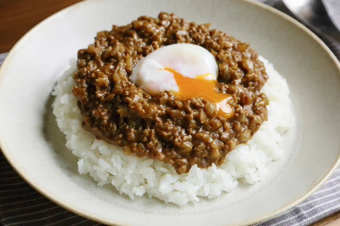 肉感たっぷりのキーマカレーに、温玉を絡めつつ食べるの、まったり濃厚でめちゃ旨すぎ❗️

…ちなみにこのキーマカレー、レンチンするだけで作れます✌️✨

ハウス食品さんのメディア「カレーハウス」にて、カレー漫画を掲載していただきました🍛

https://t.co/ABJwQFyRRz

#PR 