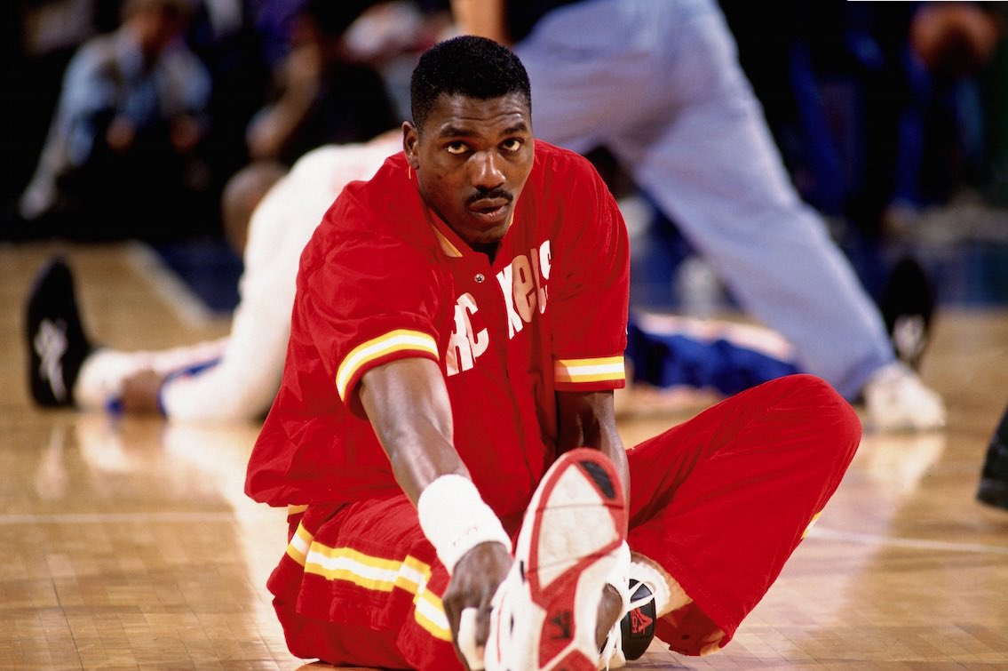 bergkamp_penny's tweet photo. Hakeem Olajuwon : du rêve plein les yeux, de Lagos à Houston

Il est l’icône des #Rockets et restera le seul joueur dont la franchise n’aura pas regretté l’avoir drafté avant Michael Jordan.
Son histoire est magnifique et inspirante, laissez moi vous la raconter ✨  

ENJOY 🍿 https://t.co/qyJ09EjO5h