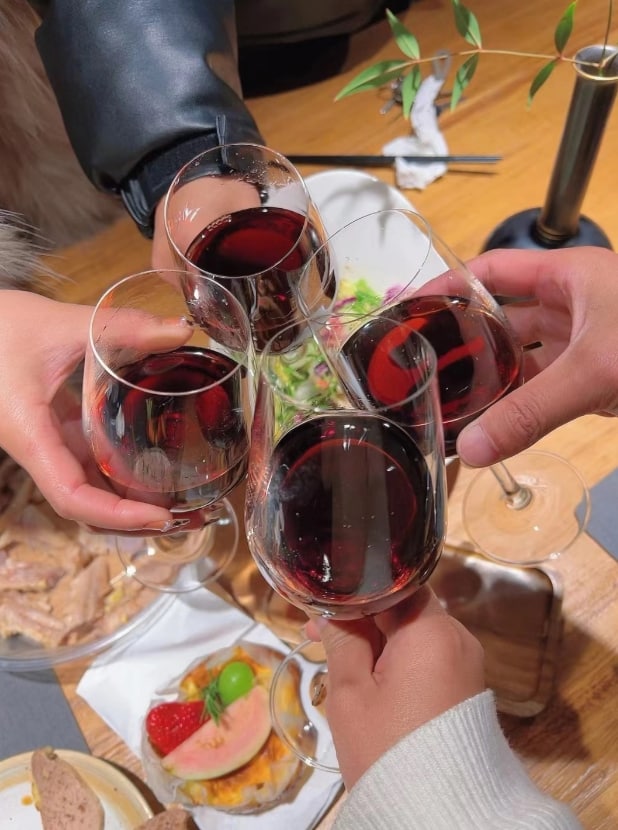 Evangelara's tweet photo. Partners in wine!🥂 https://t.co/mvNXlfGehI