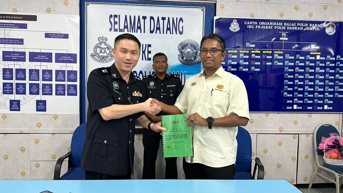 27 Disember 2022

Majlis Penyerahan bagi Projek Pembaikan Cerun dan Kerja-Kerja berkaitan di Ibu Pejabat Polis Balai Polis Bahau, Jempol, Negeri Sembilan.

#JasaKepadaRakyat 
#TogetherWeDeliver 
#BersihMuafakatSejahtera