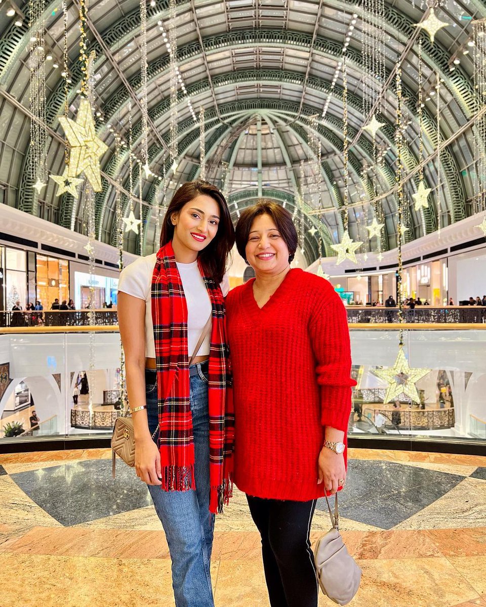 Princess and Princess's Mom😍💗

#EricaFernandes . #LavinaFernandes