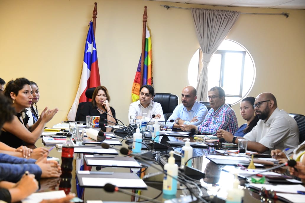 GoreAyP's tweet photo. CORE | La Comisión Mujer y Equidad de Género que preside la core Carolina Emparán se reunió con distintos servicios públicos para avanzar en prevención de violencia de género. La sesión comenzó con un minuto de silencio por el femicidio de la matrona Fabiola Vargas.
@jorgediazxv https://t.co/WYHC9pcyM3