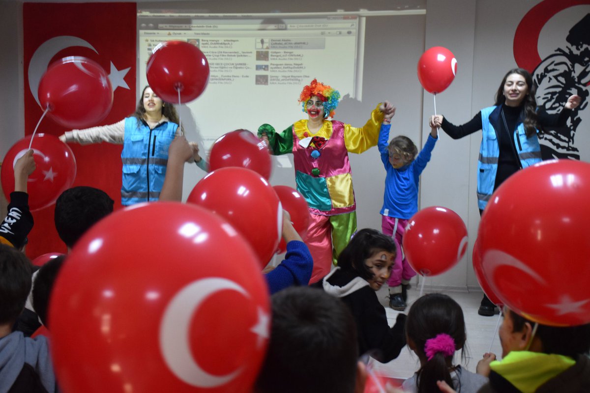 KarabukKYGM's tweet photo. “HAYALLERİNİZ GERÇEK OLSUN”

İl Müdürlüğümüze bağlı Yurtlarda kalan Öğrencilerimiz "Hayaller Gerçek Olsun" projesi kapsamında taşımalı köy okulu olan Ovacuma İlkokulu ve Ortaokulu öğrencileriyle birlikte birbirinden renkli etkinliklerle öğrencilerin sevincine ortak oldu. https://t.co/DiUHWWQdzx