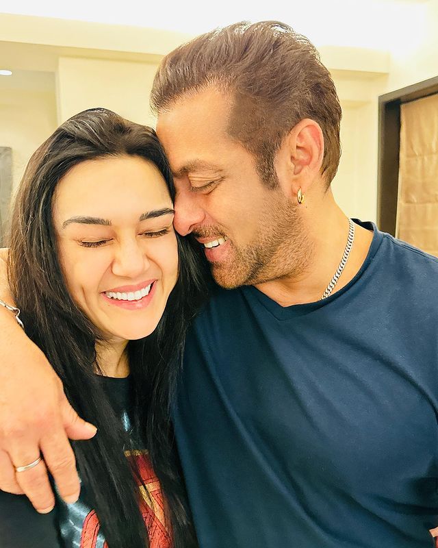 Latest pic of Megastar #SalmanKhan with #PreityZinta so adorable 😍❤️

#HappyBirthdaySalmanKhan