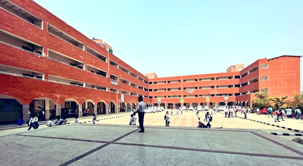 AapRithala06's tweet photo. SV Bhalswa - a proud, world class Delhi Govt School...

CM @ArvindKejriwal builds the finest schools for the best of India’s future.... https://t.co/cwvMs8PkIV