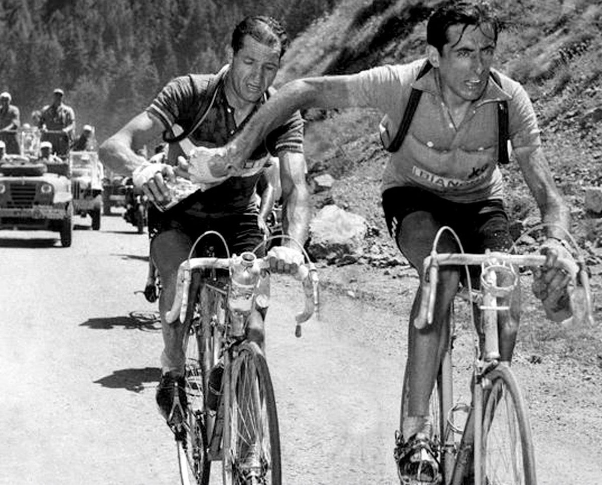 FG_labadana's tweet photo. 🖌️PINCELADA DE CICLISMO
#FaustoCoppi #GinoBartali
Passaggio della borraccia (Tour de Francia - 1952)
#TourdeFrance #mitiche #ciclistas #ciclistasmiticos #historiadelciclismo #cyclinghistory #italian #campeones https://t.co/HnphpuuBHU