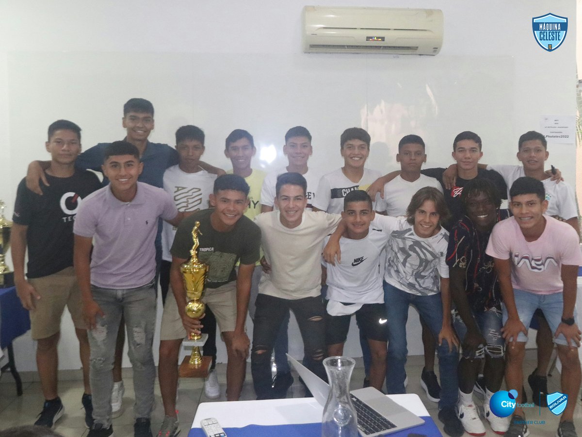 mcelestefc's tweet photo. Felicitar a cada uno de nuestros jugadores, staff y personal administrativo por hacer esto posible. ¡Día a día seguiremos creciendo con el apoyo de todos! 
#SomosLaMáquina 🧡💙 https://t.co/zOMsgeZzun