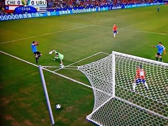 mundodabola's tweet photo. O dia em que Suárez pediu pênalti porque a bola bateu na mão do goleiro https://t.co/U2vl8AjVgd