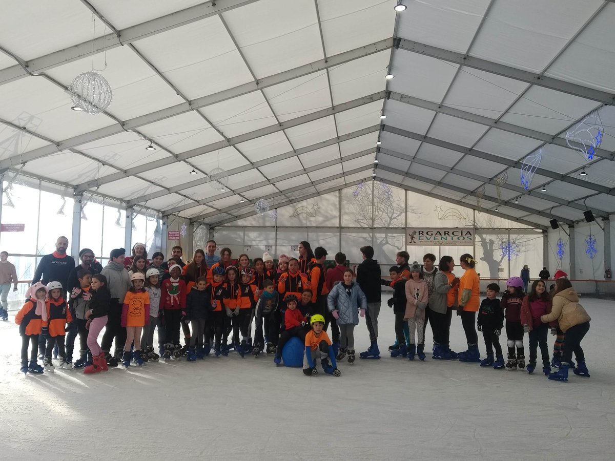 Familia FSV disfrutando del hielo, la tradición continua #patinajeenlinea #necesitamospistadepatinajeenvigo