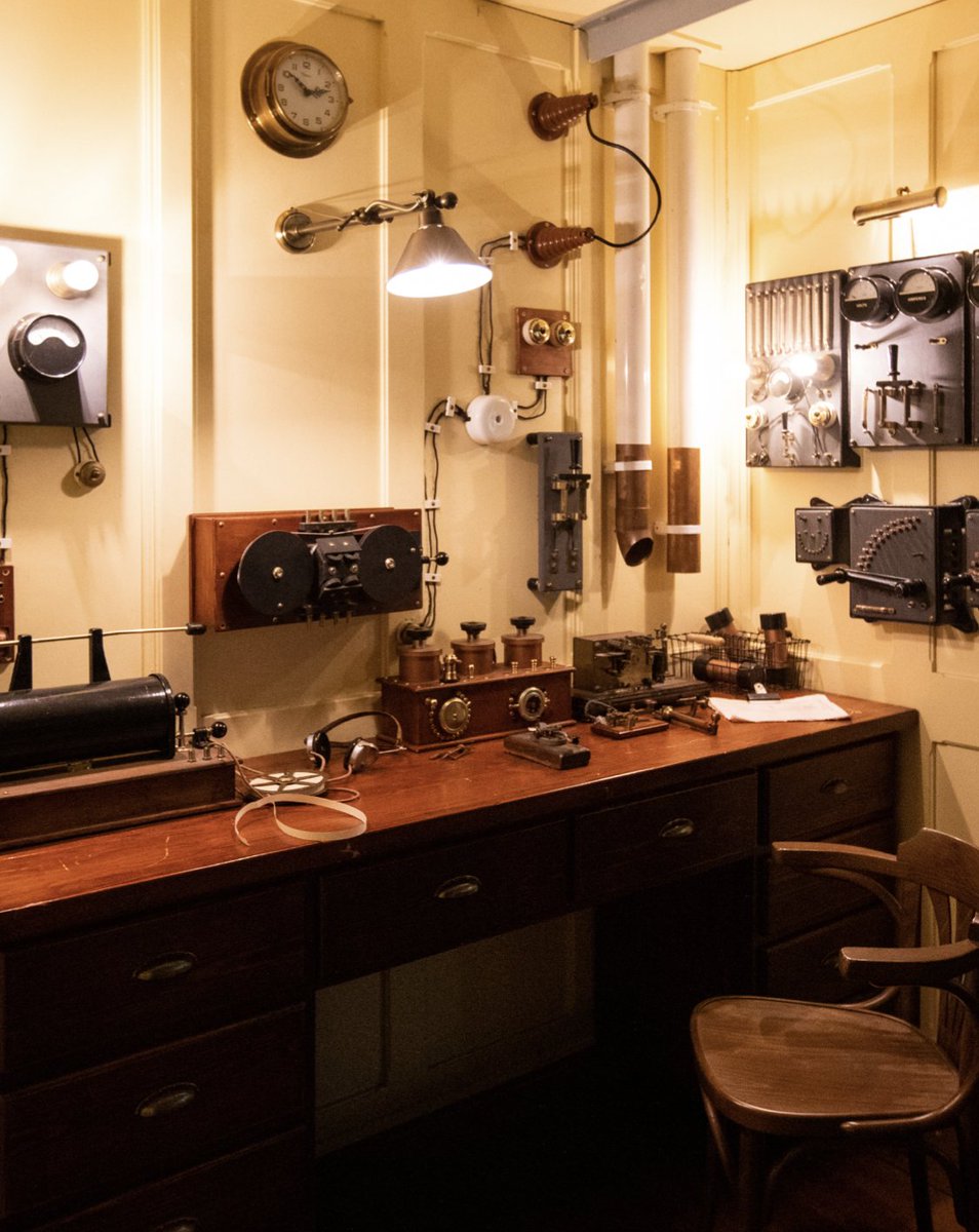 🚢 The #Titanic was not only a huge ship. It was also technologically very advanced for its time. One such technological marvel was the Marconi Room, a transmission room with a powerful radio station designed by Guglielmo Marconi himself.
