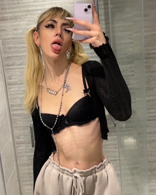 anyway hi give a trans girl a kiss on the forehead today she deserves it https://t.co/kpAOKKnmMo