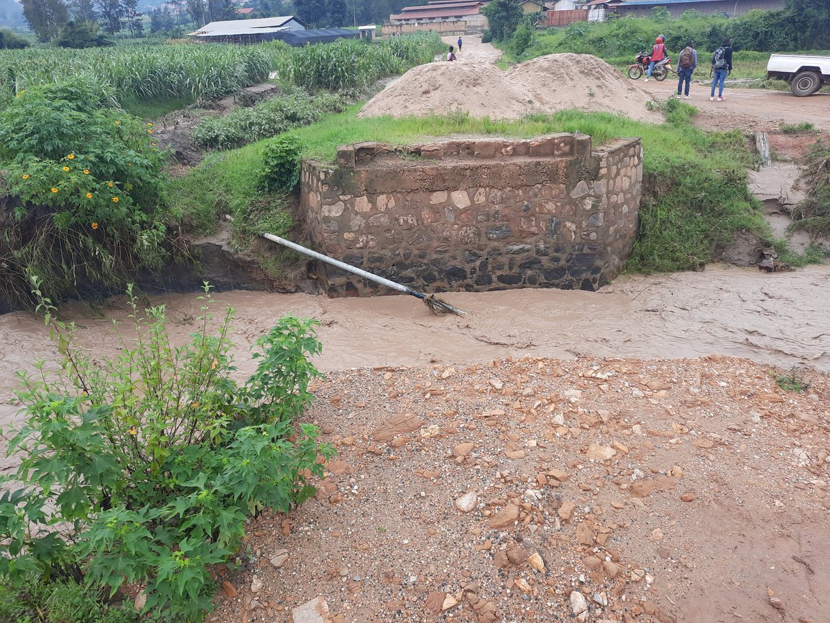 sapetero's tweet photo. @wasac_rwanda 
Mudufashe gusana itiyo y'amazi aza Kigese muri Kamonyi umurenge wa Rugalika yangijwe n'imvura. Icyumweru kirashize nta nazi dufite. Murakoze https://t.co/MlFZVq3nls