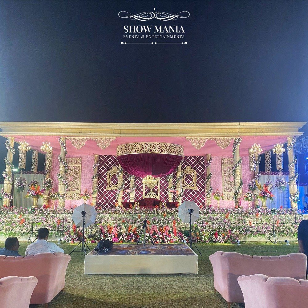 Gorgeous royal wedding by @showmaniaevents  ✨❤️

Plan your dream wedding with Showmania Events, call us at +91 9680555187
. 
. 
#detailing #weddingdecor #backdrop #wedding2022 #eventplanner #weddingplanner #weddingsindia #grandwedding #royalwedding #weddingfun #showmaniaevents