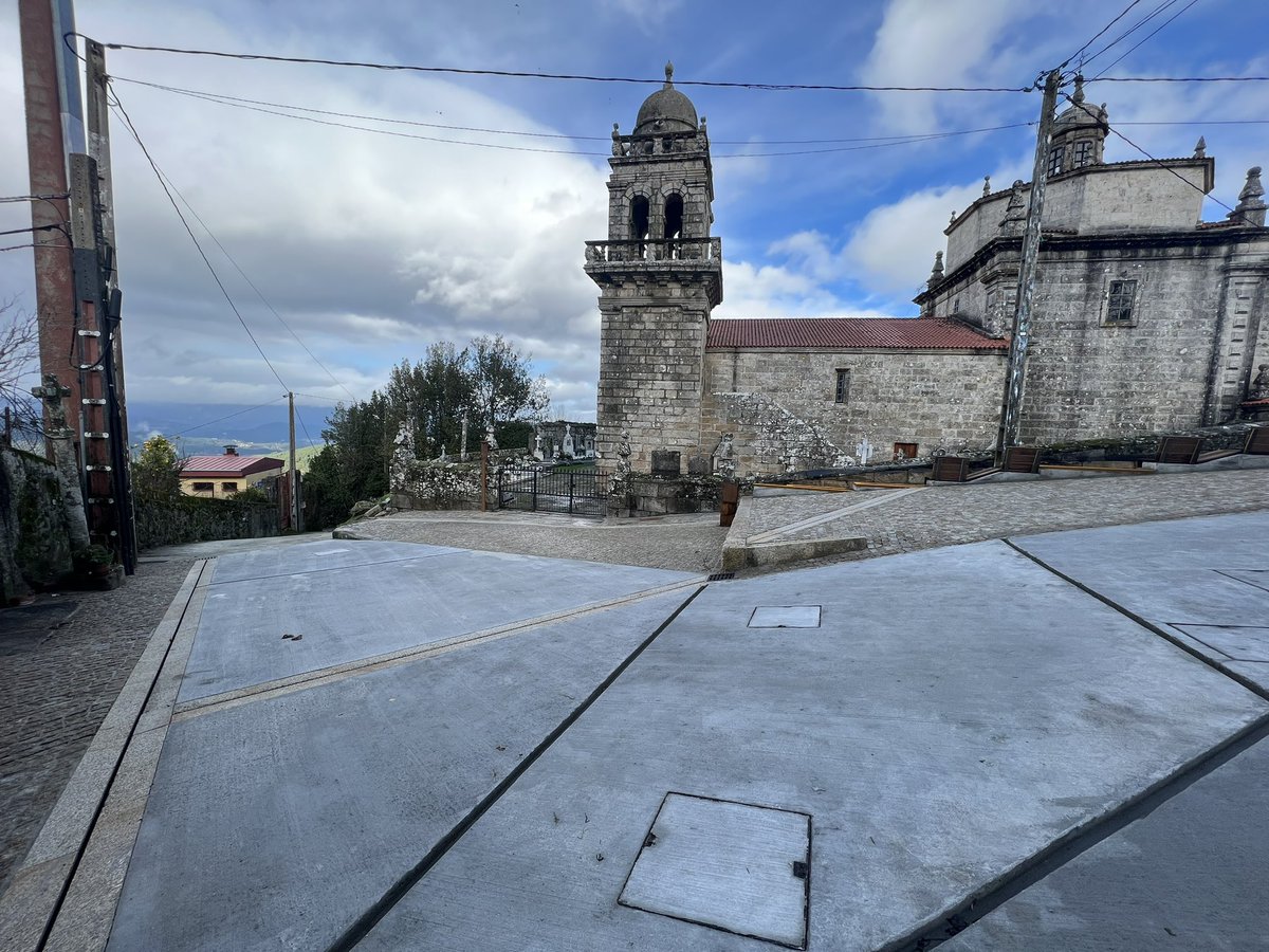 quintelaleirado's tweet photo. Así de fermoso está quedando o entorno da igrexa de San Pedro de Leirado! https://t.co/xgu0wN2Ymr