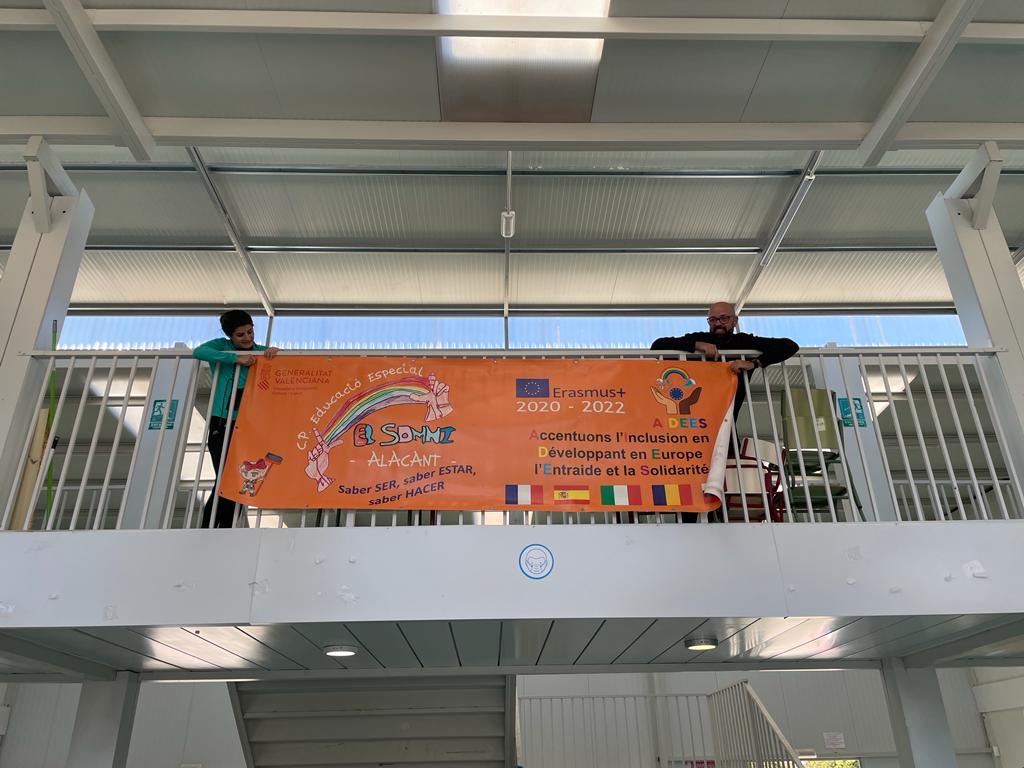 Días intensos de traslado pero con las sonrisas como protagonista en los rostros del alumnado, sus familiares y los profesionales. Gran esfuerzo que se está realizando por todos en estas diferentes "vacaciones" de Navidad. Estamos FELICES! <a href="/VictorGarcia_T/">Víctor Garcia</a> <a href="/miguelsolerg/">miguel soler</a> <a href="/sant_joan/">Sant Joan d'Alacant</a>