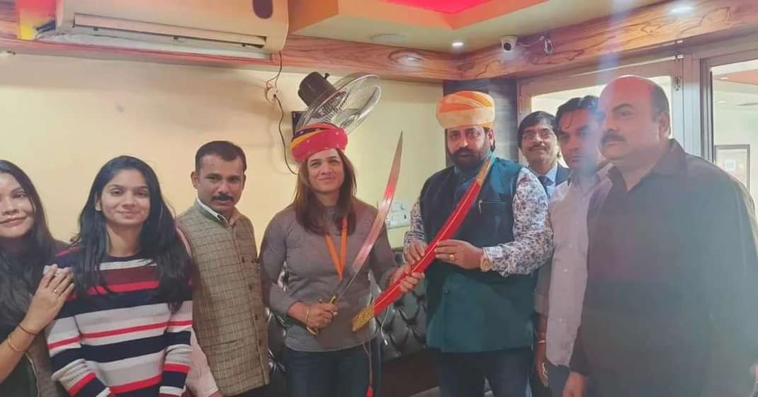 dr_singh_7773's tweet photo. राजस्थान की प्रथम बॉडीबिल्डर प्रिया सिंह मेघवाल का श्री राष्ट्रीय राजपूत करणी सेना राष्ट्रीय अध्यक्ष सुखदेव सिंह गोगामेडी ने साफ पहनाकर कर सम्मान किया साथ ही करणी माता का चित्र एवं तलवार भेंट कर उज्जवल भविष्य की शुभकामनाएं दी  #HappyBirthdaySalmanKhan #COVID19 #bhimraoambedkar https://t.co/IV24k8Yi3v