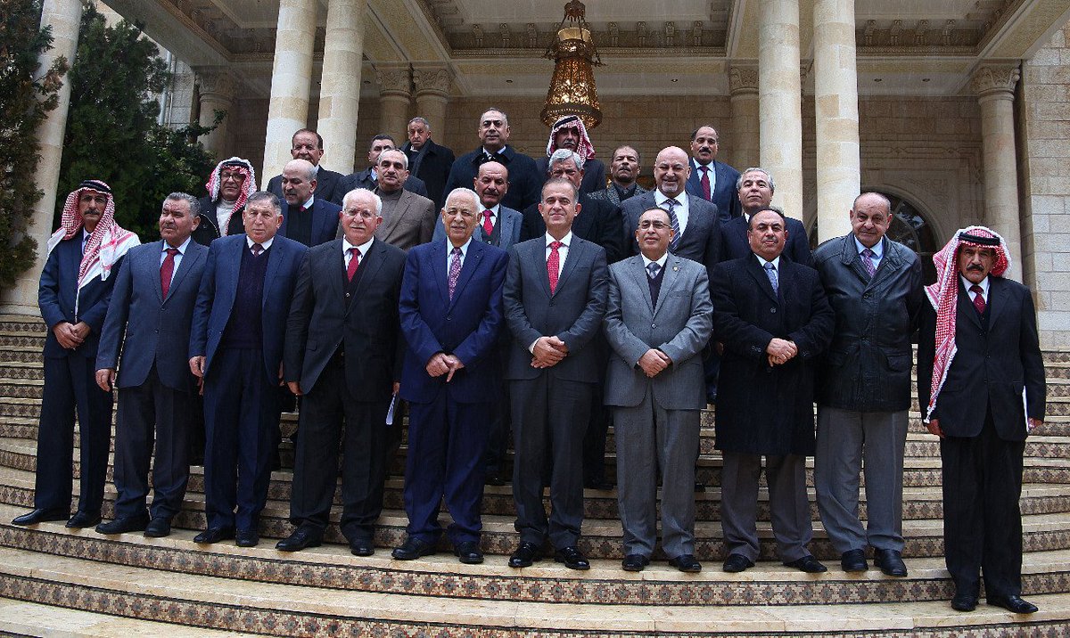 العيسوي يلتقي متقاعدين عسكريين.

التقى رئيس الديوان الملكي الهاشمي يوسف حسن العيسوي، في قصر بسمان، امس الإثنين  مجموعة من المتقاعدين العسكريين برئاسة اللواء المتقاعد كامل المجالي.