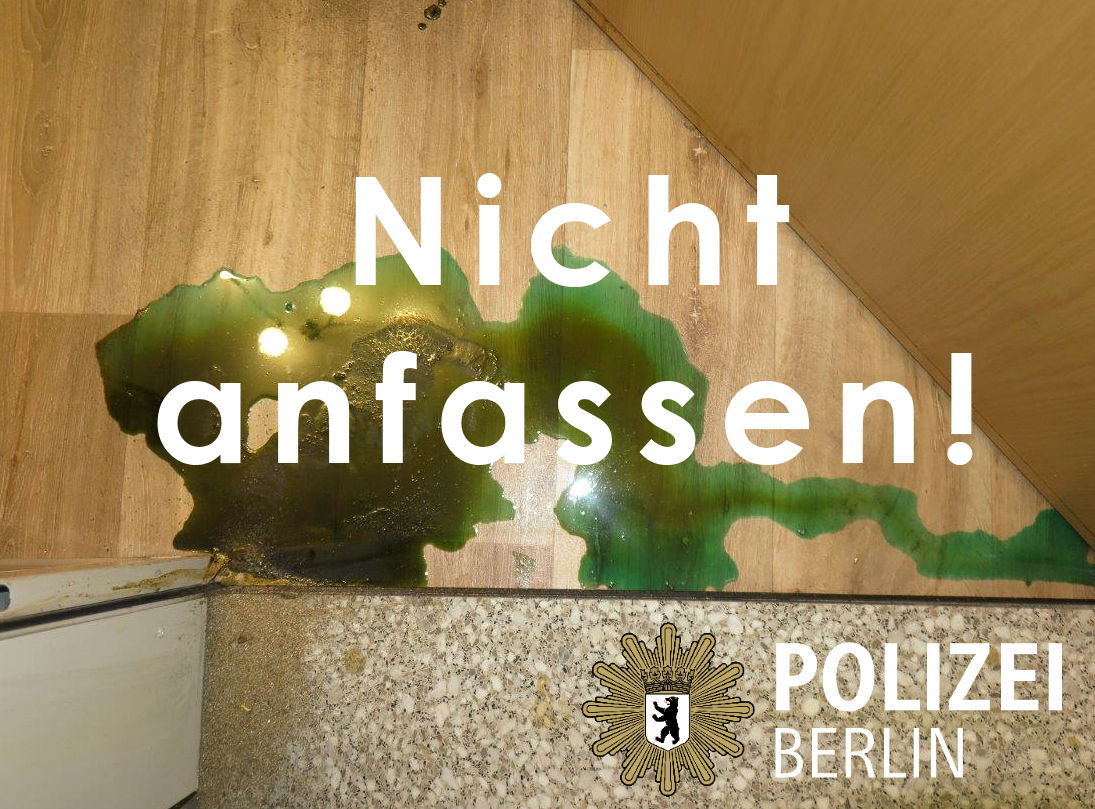 Wenn Sie im Zusammenhang mit einem Einbruch diese grüne oder eine ähnlich aussehende Flüssigkeit an Ihrer Wohnungs- oder Haustür feststellen: 
Rufen Sie die #110. Berühren Sie die Flüssigkeit nicht, auch nicht mit Handschuhen. 

Alle Infos: berlin.de/polizei/polize…
^tsm