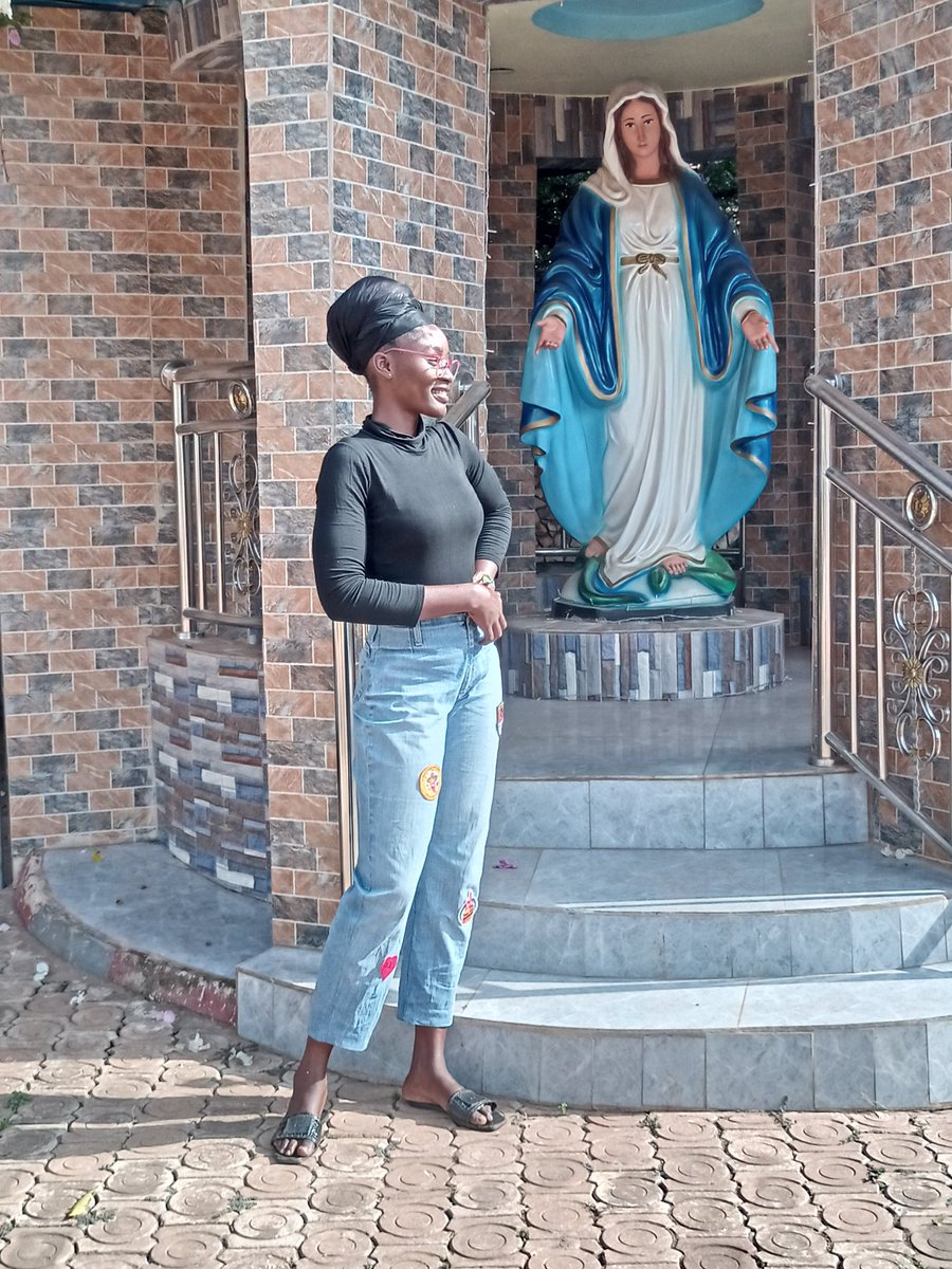 Nmaunique1's tweet photo. I love this photo so much just because of the statue in the background. This wonderful woman has kept coming through for me. https://t.co/CKNRKT5CRt