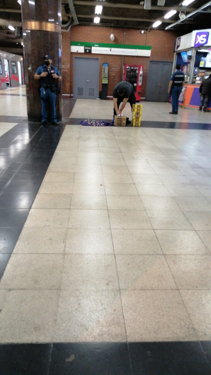 metrodesantiago's tweet photo. Seguimos reforzando medidas contra el comercio ilegal en diferentes estaciones de la red🚇. Hoy nuestro equipo de seguridad estuvo en Baquedano realizando tareas de control para garantizar desplazamientos más expeditos y seguros. https://t.co/4w3aSlp728