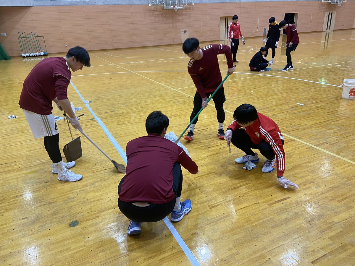 TMEJ_HAND1's tweet photo. 12/25〜12/27までのウエイト合宿を乗り切って年内最後の活動が終了しました‼︎

ウエイト後に体育館の大掃除🧼🧹
最後に直人さんがお疲れ様会を開催してくれました♪

来年のレガロッソにもご期待ください！パワー💪🏻💪🏻💪🏻

 #トヨタ自動車東日本 #レガロッソ #REGAROSSO  #ハンドボール  #筋トレ https://t.co/JQXQKDVdUV