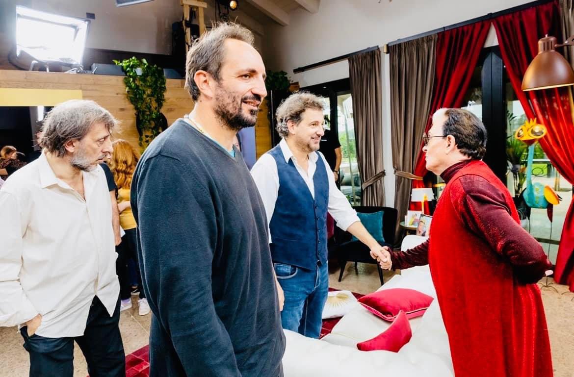 TommyTommy80's tweet photo. Certe foto, dal set di “Mi casa es tu casa”, valgono più di mille parole🤣 Vi aspettiamo domani, in prima serata su Rai2, con la terza puntata del nuovo programma condotto dal mitico @cristianomalgi3 ❤️ #micasaestucasa #cristianomalgioglio #autore #raidue #ballandi https://t.co/nZ7OVmEGDh