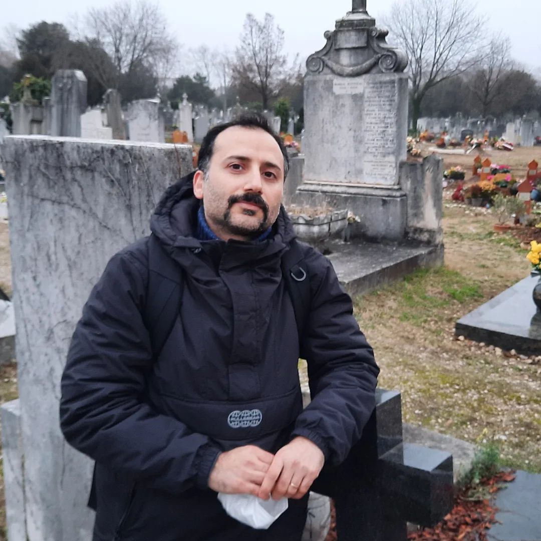 AdelSharifi2's tweet photo. ایرانیان در تبعید، نگذارید پیکر #محمد_مرادی غریب بماند.
مراسم بدرقه او باید صحنه بزرگترین اعتراض به اروپا باشد. https://t.co/CfPVsEb9AO
