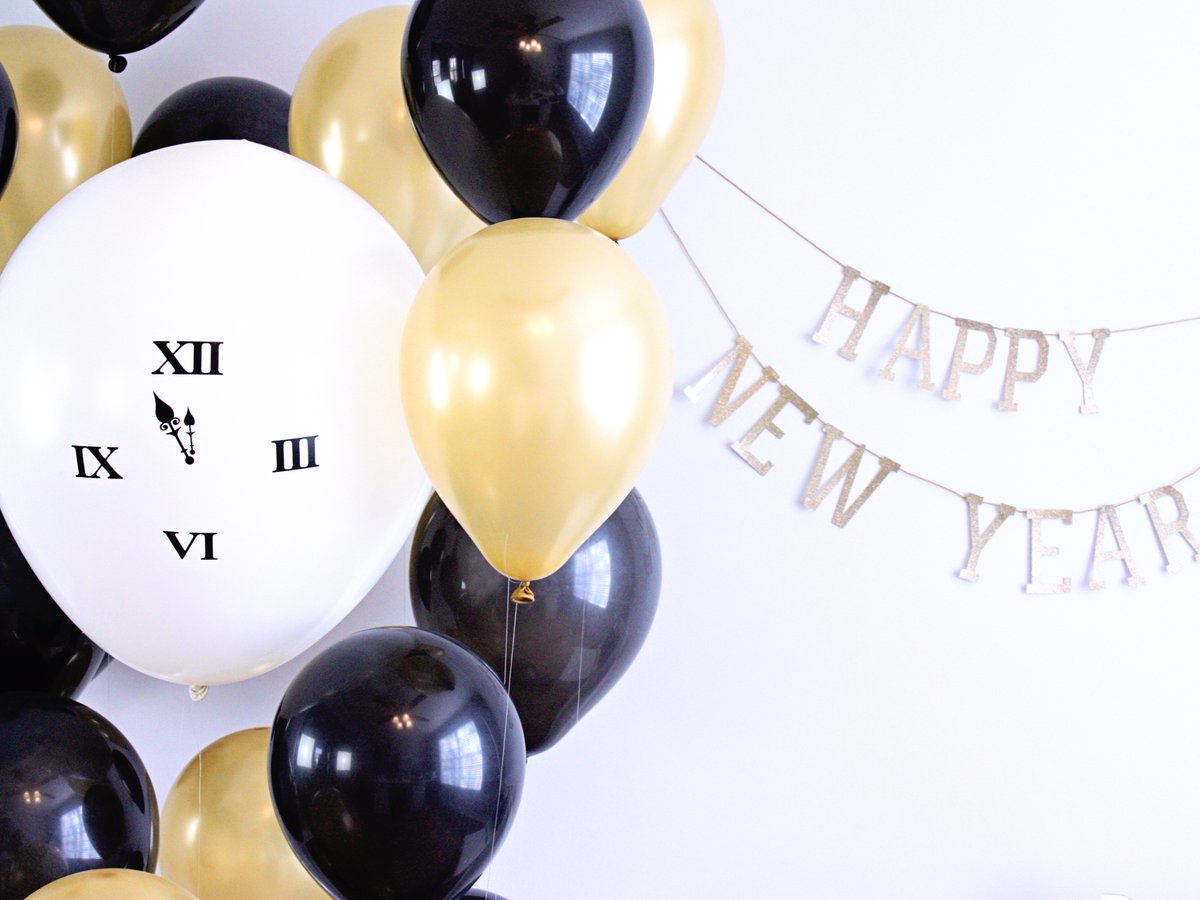 BalloonTime's tweet image. Balloons help create a cute photobooth to capture the last special moments of the year. 📸  #memories #NYE #2023 bit.ly/3LwcVFz