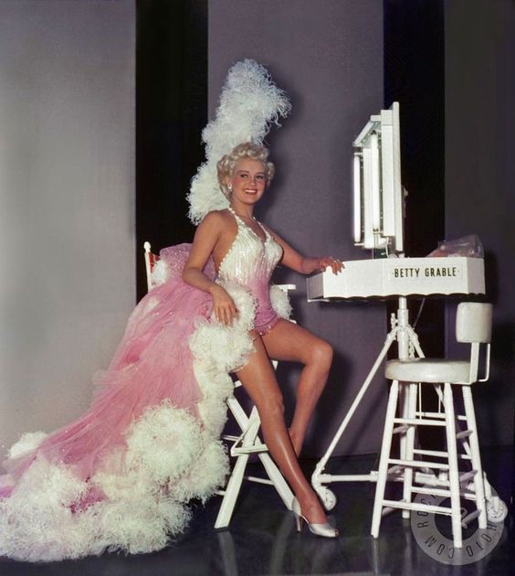 1951 Candid pic of The Girl with the Million Dollar Legs, Betty Grable, on the set of Meet Me After the Show. @BettyGrable @ClassicHC @ClassicHWLingLy @Vinthollywood @ClassicFilm101 @HollywoodYeste1 @HollywoodComet @ridethepastlane @Noirchick1 @CAOH110291 @Home2Hollywood